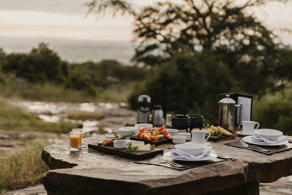 Elewana Serengeti Pioneer Camp - bush breakfast Szenisch Africa Safaris & Expeditions