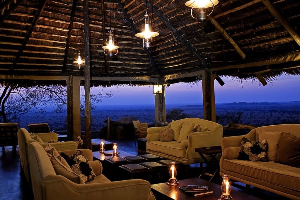 SerengetiPioneer - Bar Lounge Szenisch Africa Safaris & Expeditions